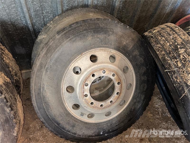 Quantity of (2) Firestone 11R24.5 Tires Gumiabroncsok, kerekek és felnik