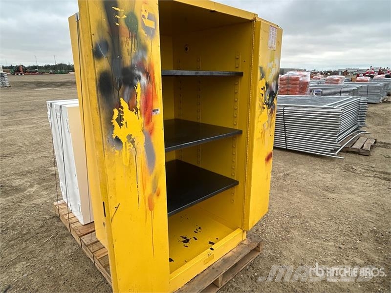  Quantity of (2) Flammable Liquid Cabinet and Hydra Construction - Autres