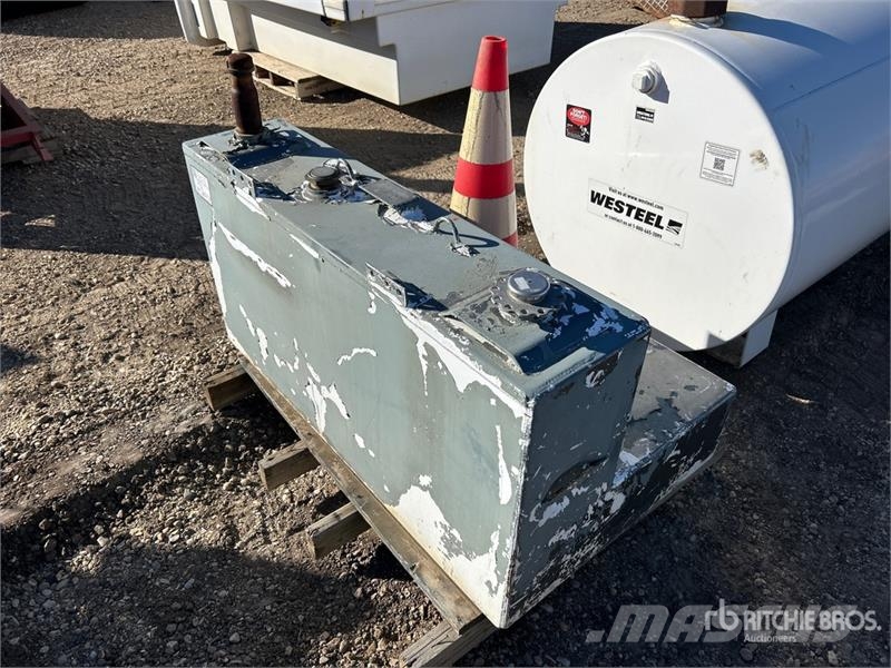  Quantity of (2) Fuel Tank Kraftstoff- und Zusatzstoffbehälter