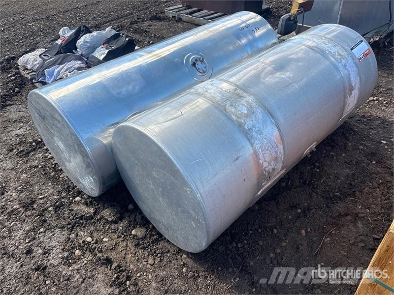 Quantity of (2) Fuel Tank 연료 및 첨가제 탱크