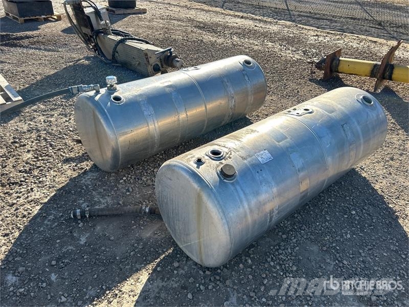  Quantity of (2) Fuel Tanks - Fits Truck Коммерческий транспорт - Другие
