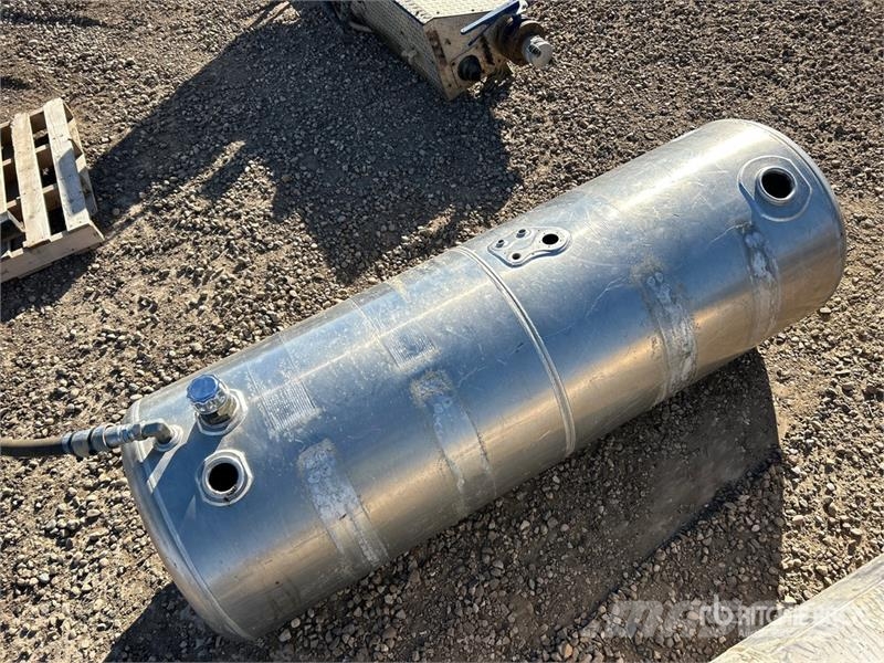  Quantity of (2) Fuel Tanks - Fits Truck Коммерческий транспорт - Другие