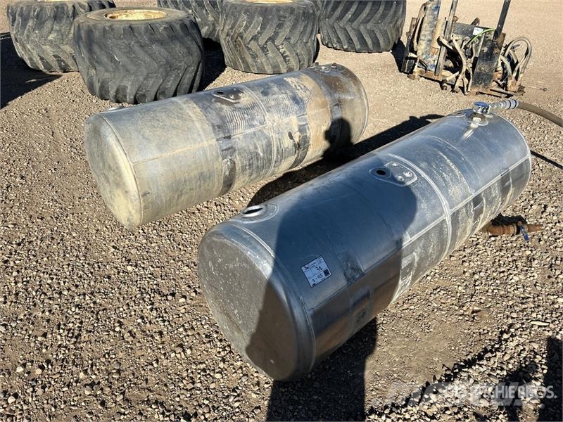  Quantity of (2) Fuel Tanks - Fits Truck Коммерческий транспорт - Другие