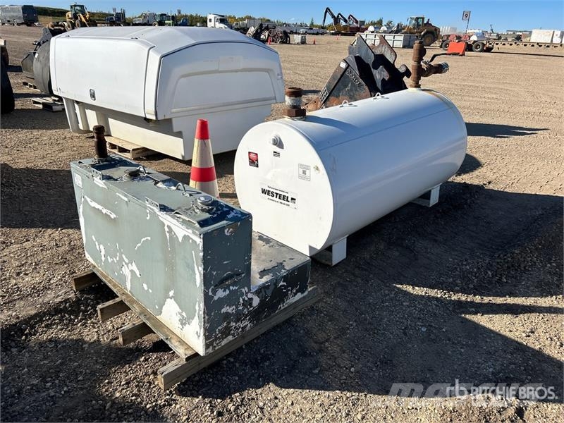  Quantity of (2) Fuel Tank Kraftstoff- und Zusatzstoffbehälter