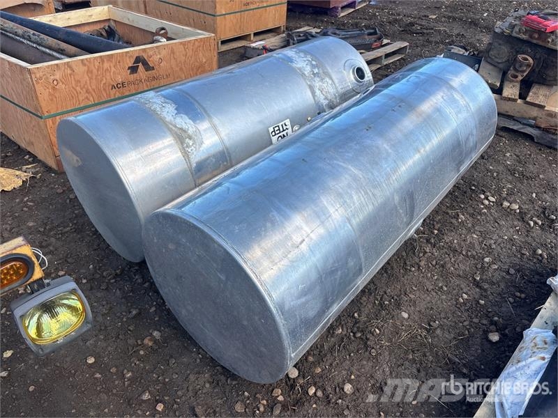 Quantity of (2) Fuel Tank 연료 및 첨가제 탱크