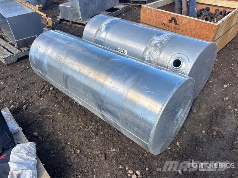 Quantity of (2) Fuel Tank 연료 및 첨가제 탱크