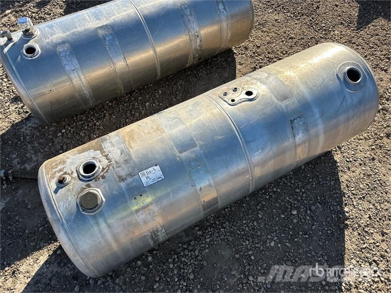  Quantity of (2) Fuel Tanks - Fits Truck Коммерческий транспорт - Другие