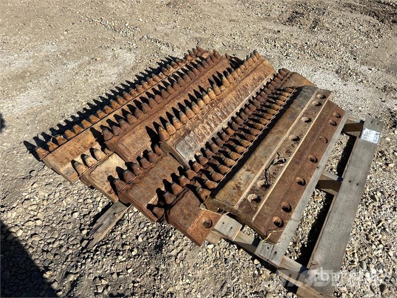 Quantity of (2) Full Sets of Sandvik Grader Blades مكونات أخرى