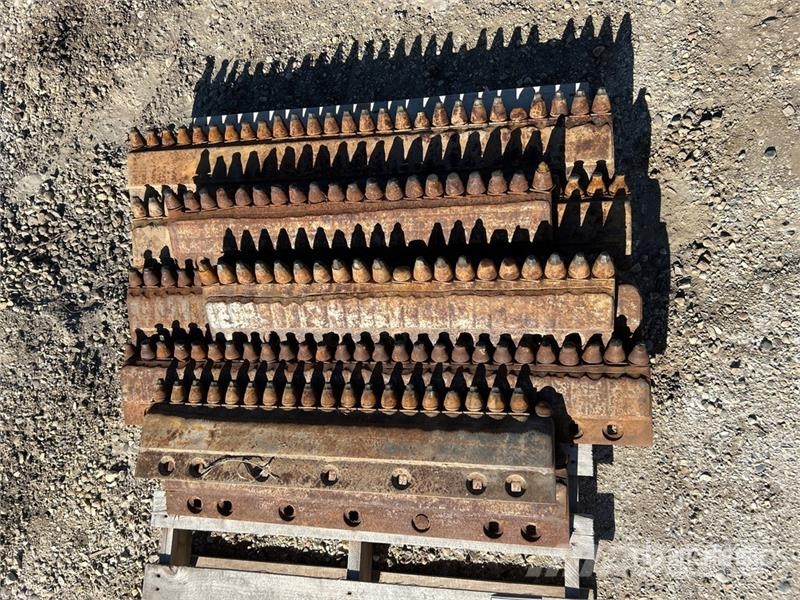 Quantity of (2) Full Sets of Sandvik Grader Blades مكونات أخرى