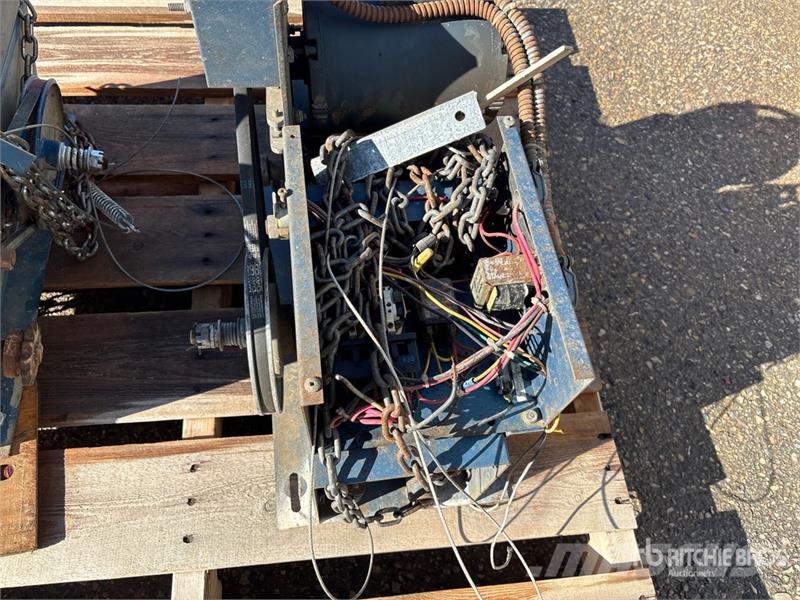 Quantity of (2) Garage Door Opener Andre komponenter