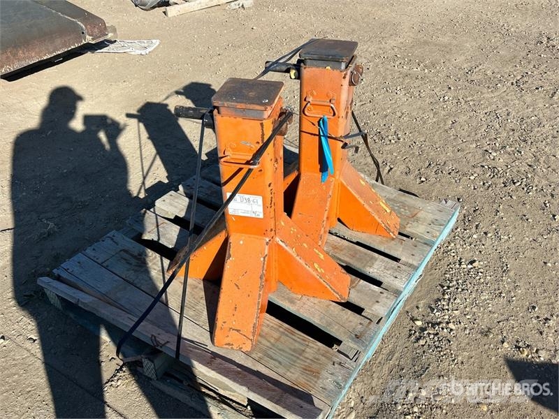 Quantity of (2) Heavy Duty Jack Stand Kiti naudoti statybos komponentai