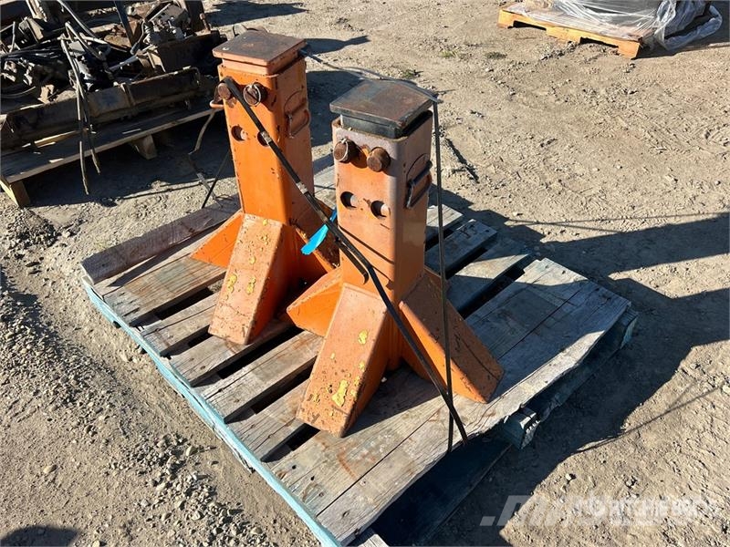 Quantity of (2) Heavy Duty Jack Stand Kiti naudoti statybos komponentai