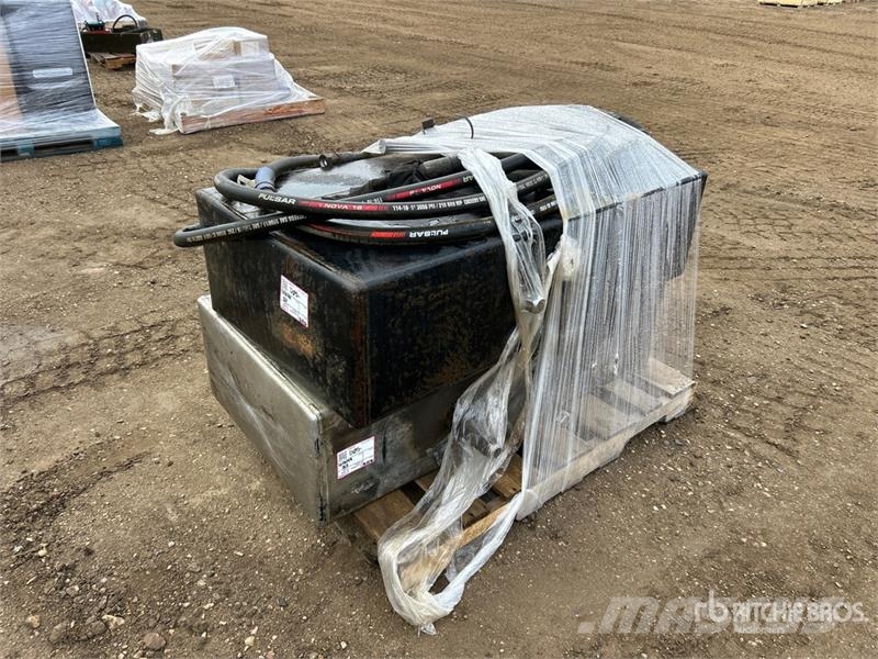  Quantity of (2) Hydraulic Tank Kraftstoff- und Zusatzstoffbehälter