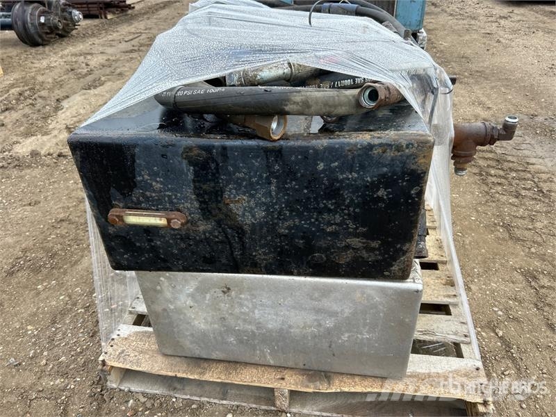  Quantity of (2) Hydraulic Tank Kraftstoff- und Zusatzstoffbehälter