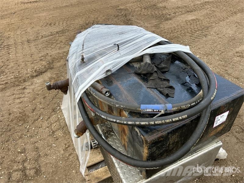  Quantity of (2) Hydraulic Tank Kraftstoff- und Zusatzstoffbehälter