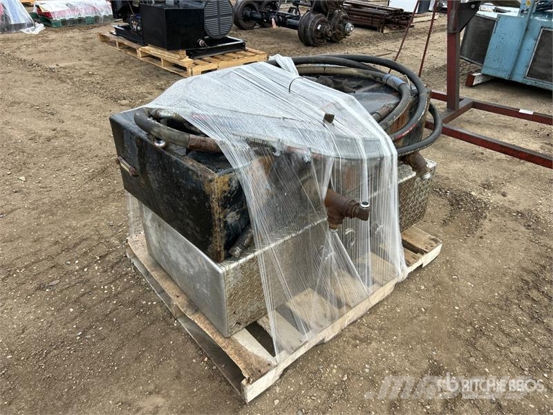  Quantity of (2) Hydraulic Tank Kraftstoff- und Zusatzstoffbehälter