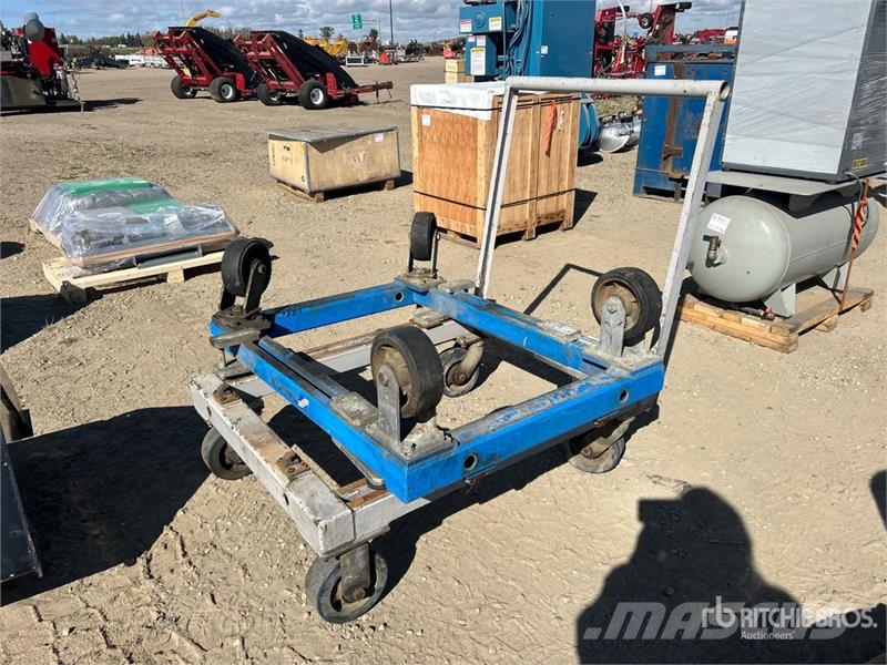 Quantity of (2) Industrial Warehouse Carts Andere Zubehörteile