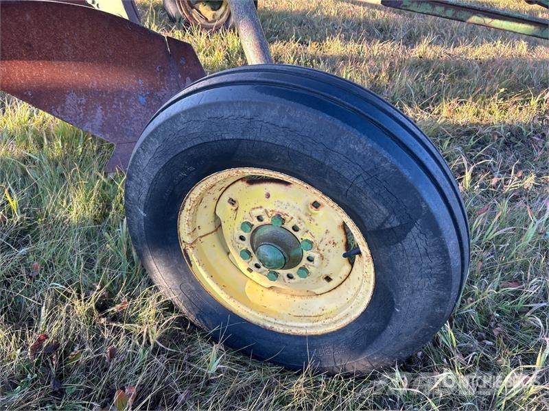 Quantity of 2 John Deere 3100 5 Bottom Breaking Pl Плуги