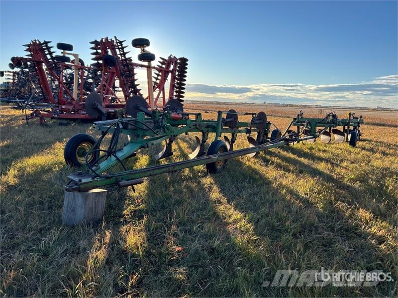 Quantity of 2 John Deere 3100 5 Bottom Breaking Pl Плуги