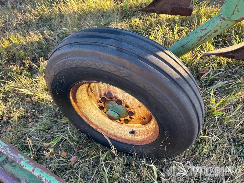 Quantity of 2 John Deere 3100 5 Bottom Breaking Pl Плуги