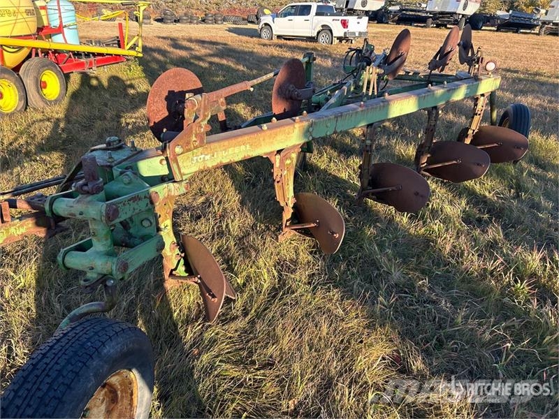 Quantity of 2 John Deere 3100 5 Bottom Breaking Pl Плуги
