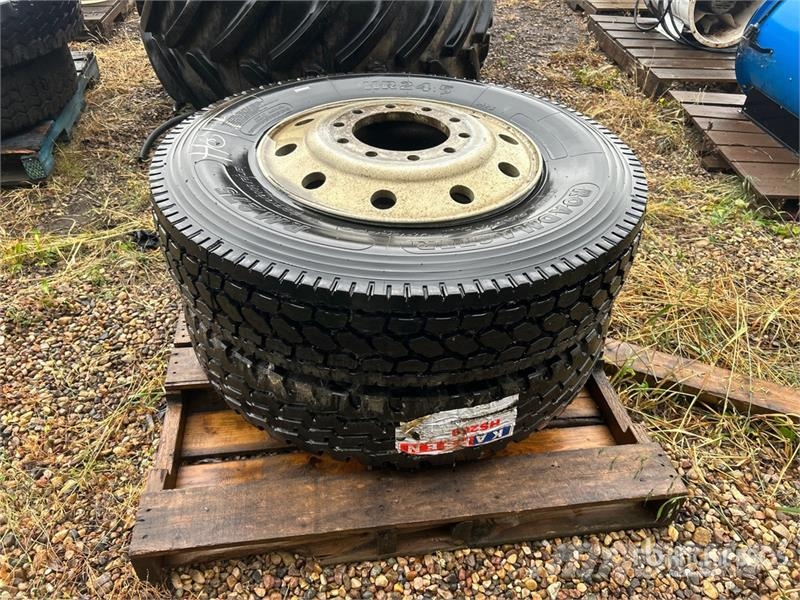 Quantity of (2) Kapsen 11R24.5 Tires Padangos, ratai ir ratlankiai