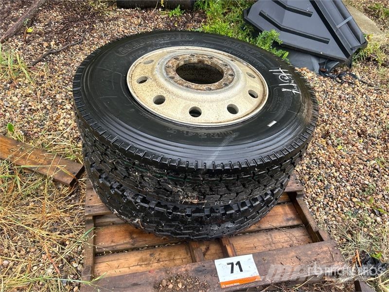 Quantity of (2) Kapsen 11R24.5 Tires Padangos, ratai ir ratlankiai