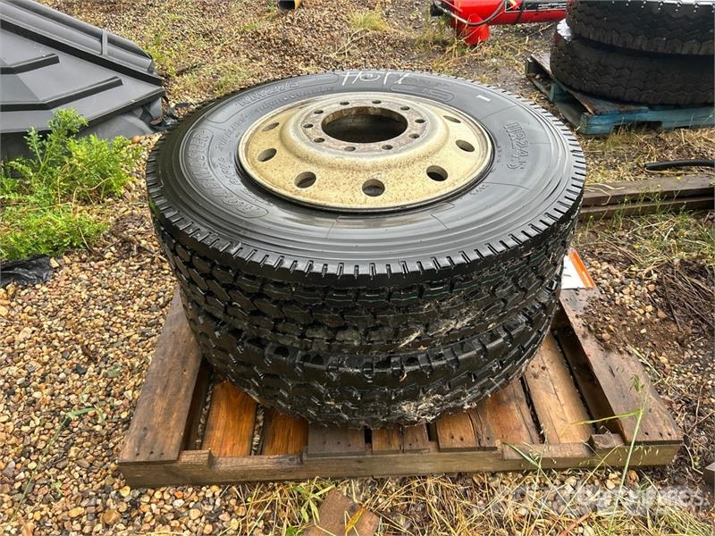 Quantity of (2) Kapsen 11R24.5 Tires Padangos, ratai ir ratlankiai