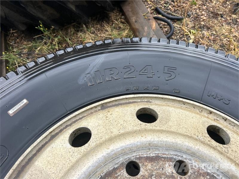 Quantity of (2) Kapsen 11R24.5 Tires Padangos, ratai ir ratlankiai
