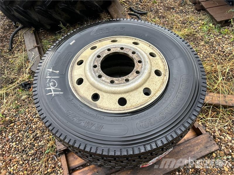 Quantity of (2) Kapsen 11R24.5 Tires Padangos, ratai ir ratlankiai