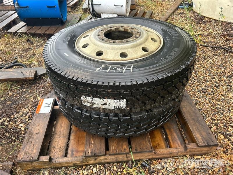 Quantity of (2) Kapsen 11R24.5 Tires Padangos, ratai ir ratlankiai