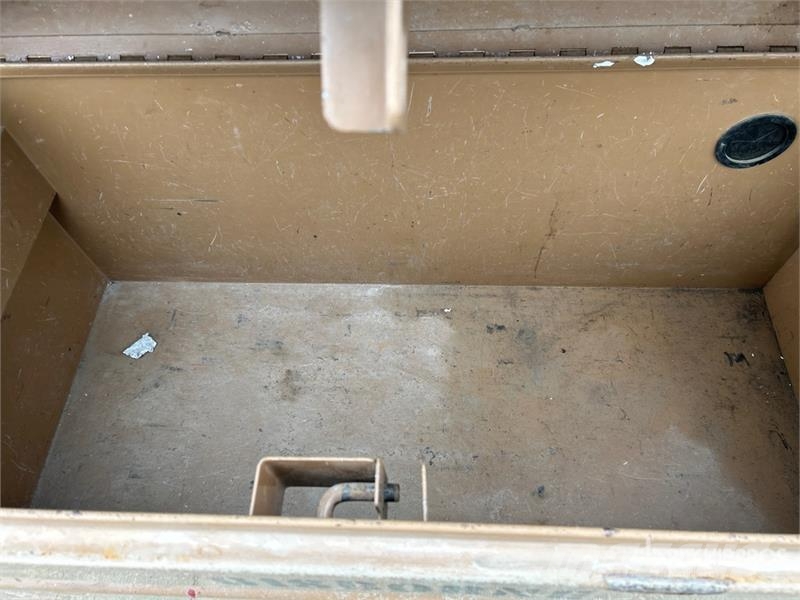  Quantity of (2) Knaack Miscellaneous Job Site Box Drugi deli