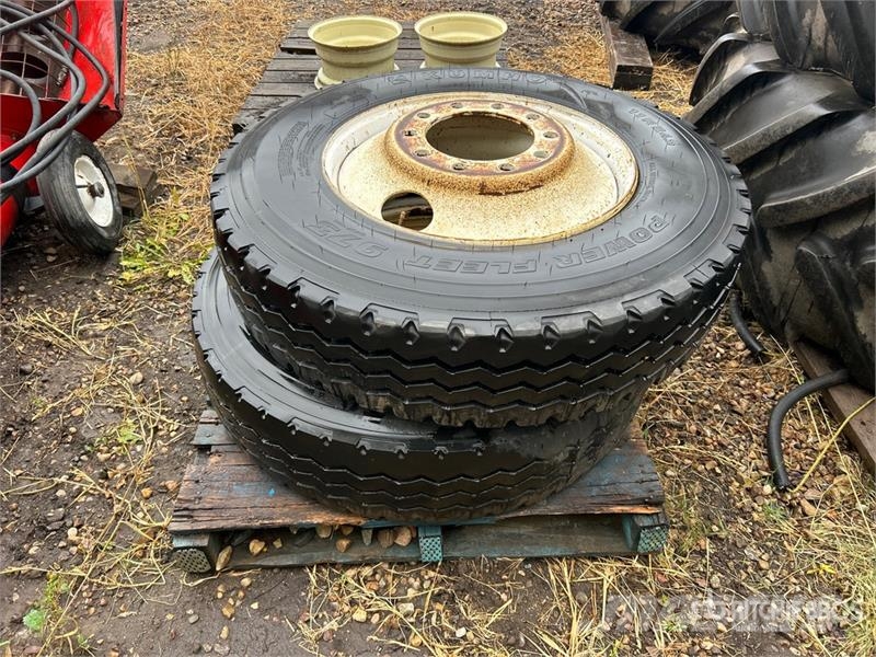 Quantity of (2) Kumho 11R24.5 Tires 轮胎、车轮和轮圈