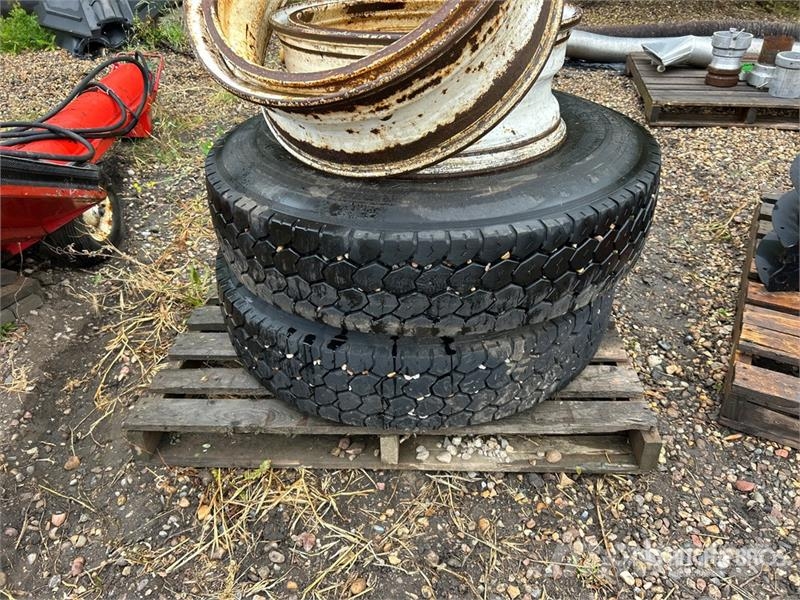 Quantity of (2) Kumho 11R22.5 Tires 轮胎、车轮和轮圈