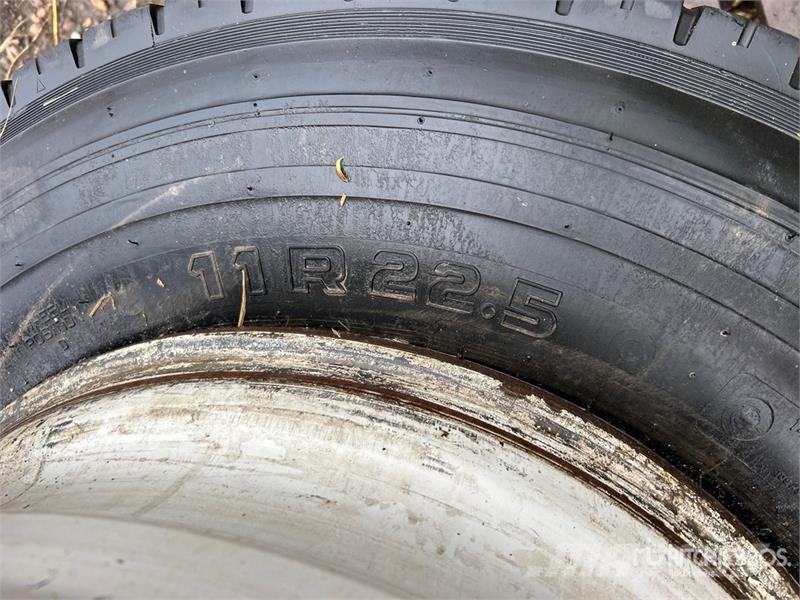 Quantity of (2) Kumho 11R22.5 Tires 轮胎、车轮和轮圈