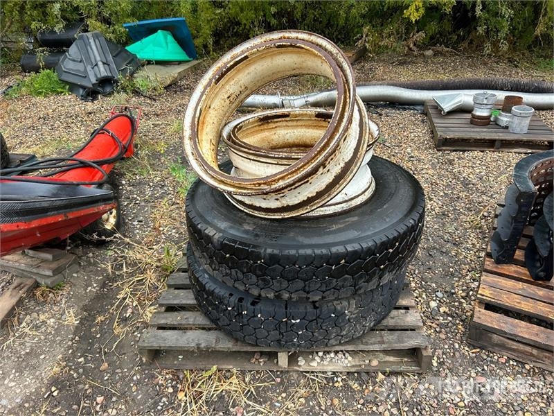 Quantity of (2) Kumho 11R22.5 Tires 轮胎、车轮和轮圈