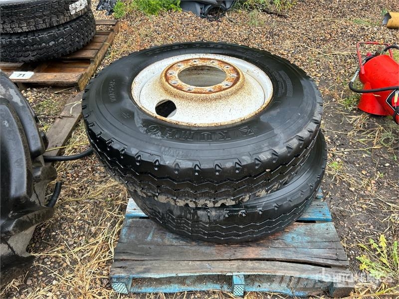 Quantity of (2) Kumho 11R24.5 Tires 轮胎、车轮和轮圈