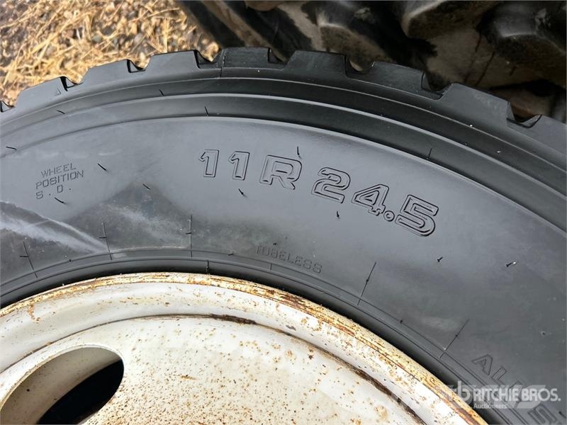 Quantity of (2) Kumho 11R24.5 Tires 轮胎、车轮和轮圈