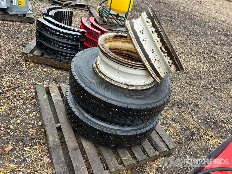 Quantity of (2) Kumho 11R22.5 Tires 轮胎、车轮和轮圈