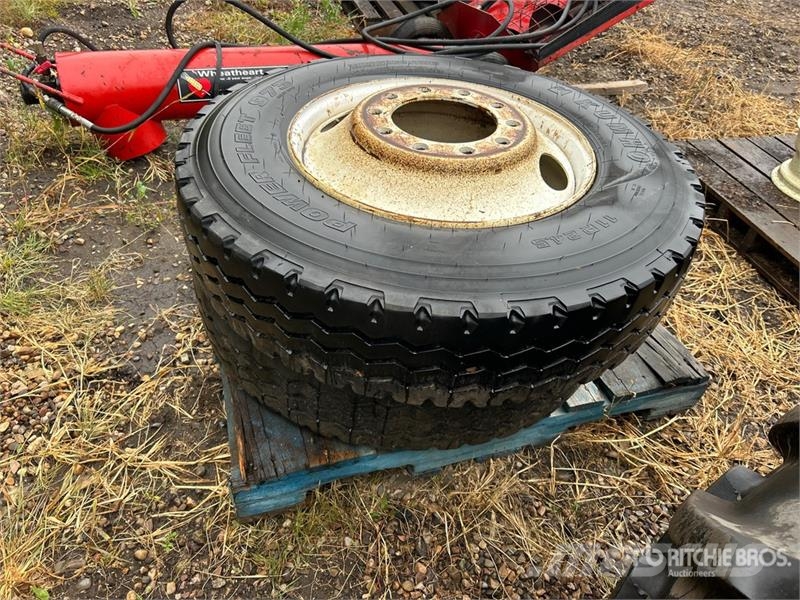 Quantity of (2) Kumho 11R24.5 Tires 轮胎、车轮和轮圈