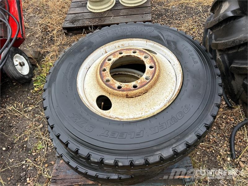 Quantity of (2) Kumho 11R24.5 Tires 轮胎、车轮和轮圈
