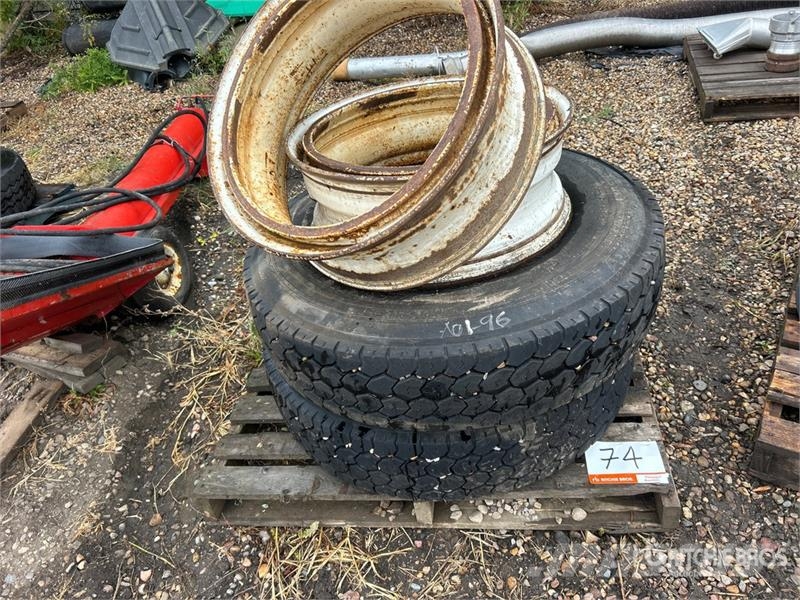 Quantity of (2) Kumho 11R22.5 Tires 轮胎、车轮和轮圈