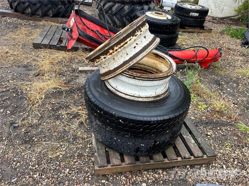Quantity of (2) Kumho 11R22.5 Tires 轮胎、车轮和轮圈