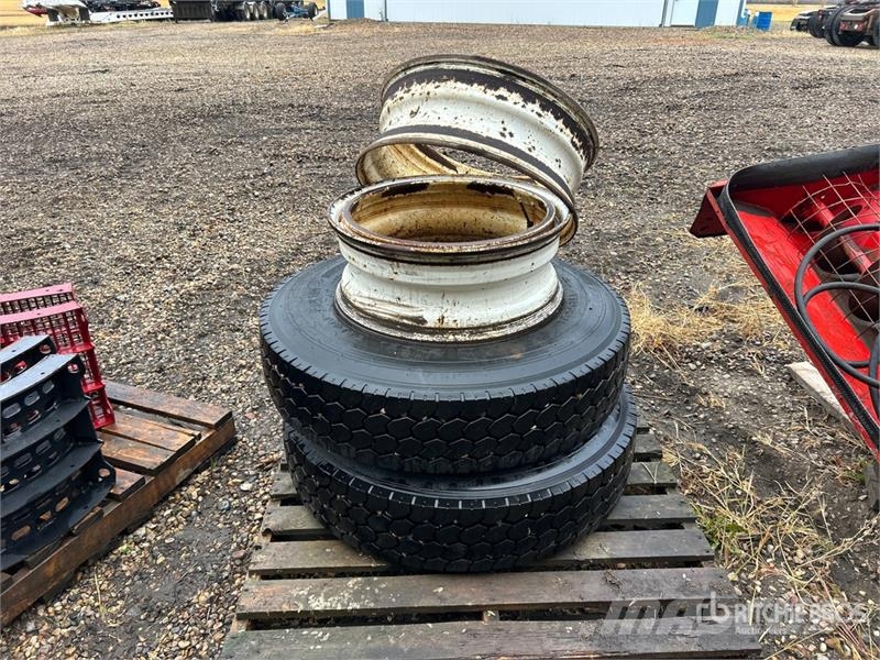 Quantity of (2) Kumho 11R22.5 Tires 轮胎、车轮和轮圈