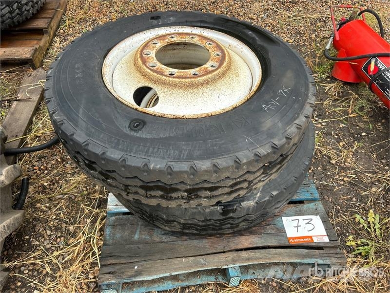 Quantity of (2) Kumho 11R24.5 Tires 轮胎、车轮和轮圈