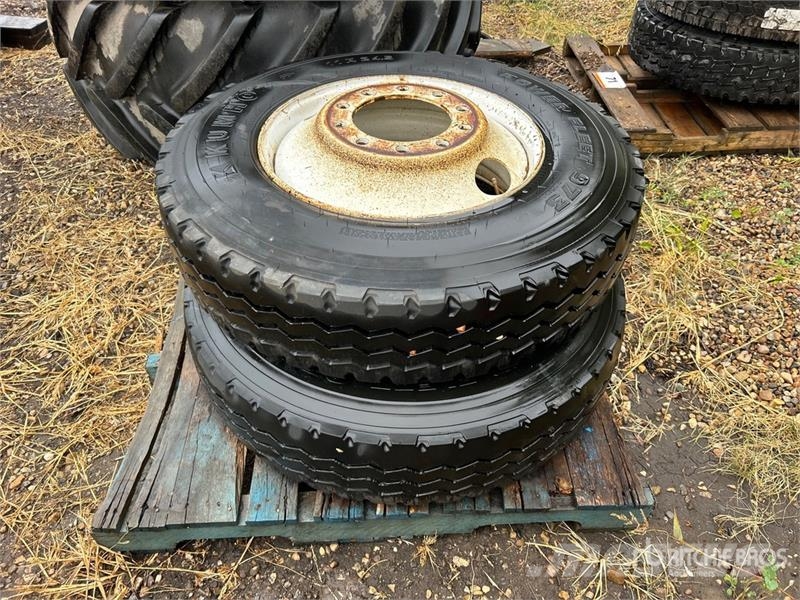 Quantity of (2) Kumho 11R24.5 Tires 轮胎、车轮和轮圈