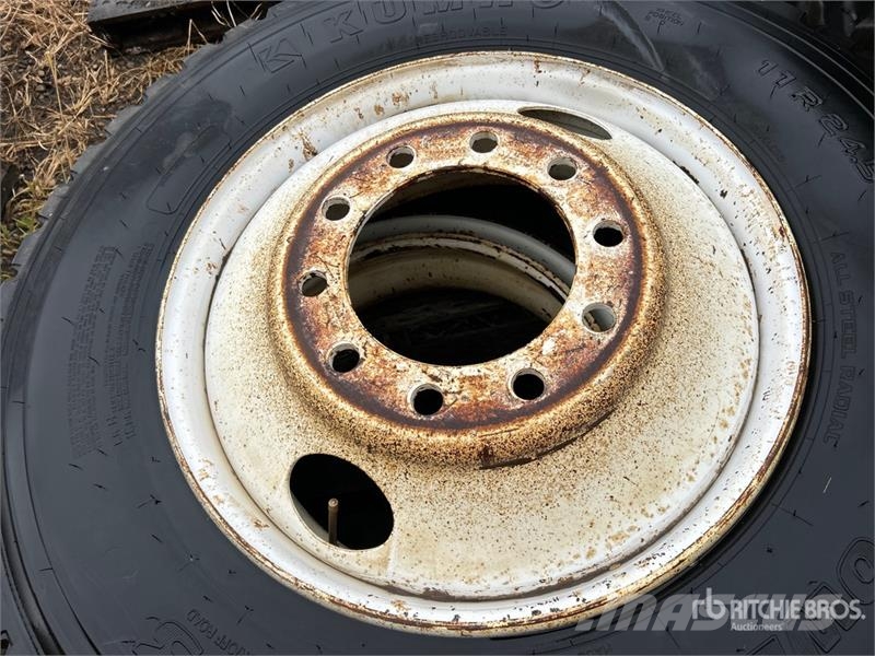 Quantity of (2) Kumho 11R24.5 Tires 轮胎、车轮和轮圈