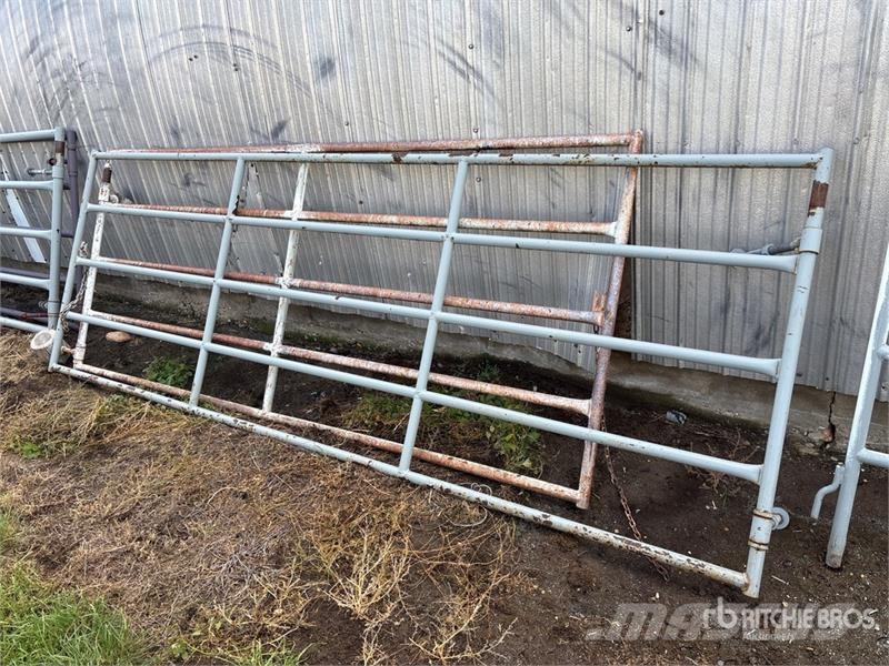  Quantity of (2) Livestock Gate ماكينات وملحقات مواش أخرى