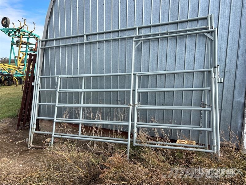  Quantity of (2) Livestock Gate ماكينات وملحقات مواش أخرى
