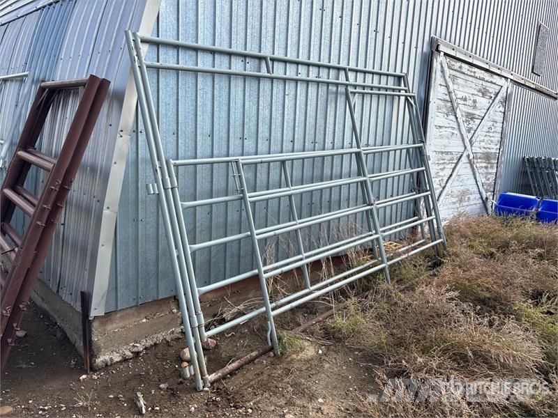  Quantity of (2) Livestock Gate ماكينات وملحقات مواش أخرى
